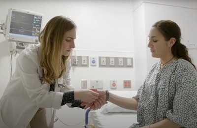 Кодирование Аквилонг в Куйбышеве Врач держит пациентку за руку